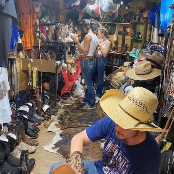 Meet your Posher, Vicki - Picture 2 of 3